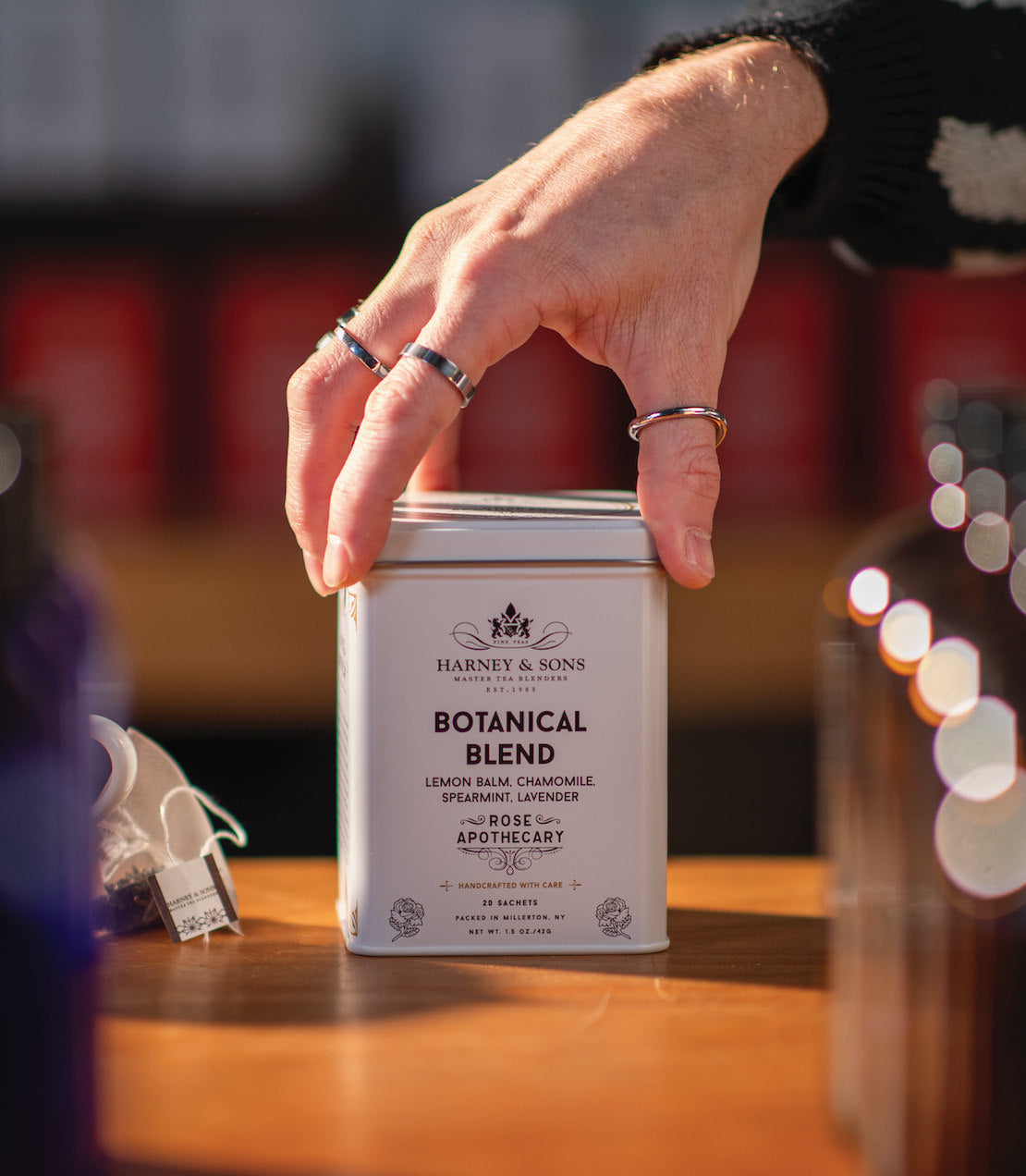 **Green botanical tea sachets tin.**